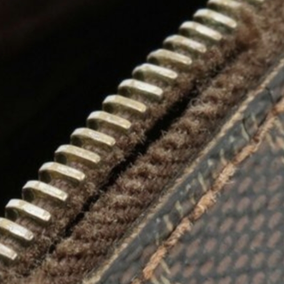 Louie Vuitton bumbag - Picture 9 of 9